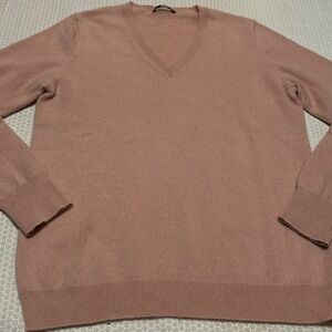 Uniqlo Women’s Cashmere V-neck Sweater Size M Pit to pit 19”, length is 24”